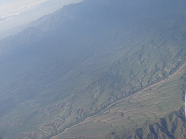 幾重にも連なる山肌
