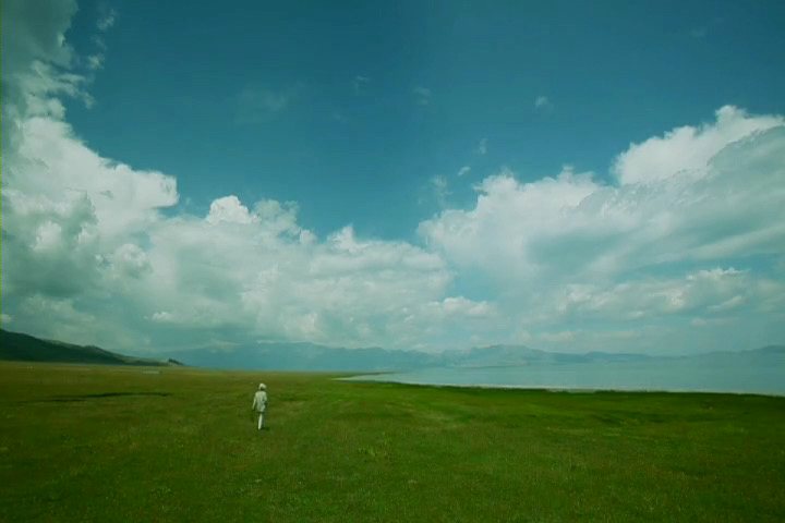 天山の草原に立つ輸入元の代表